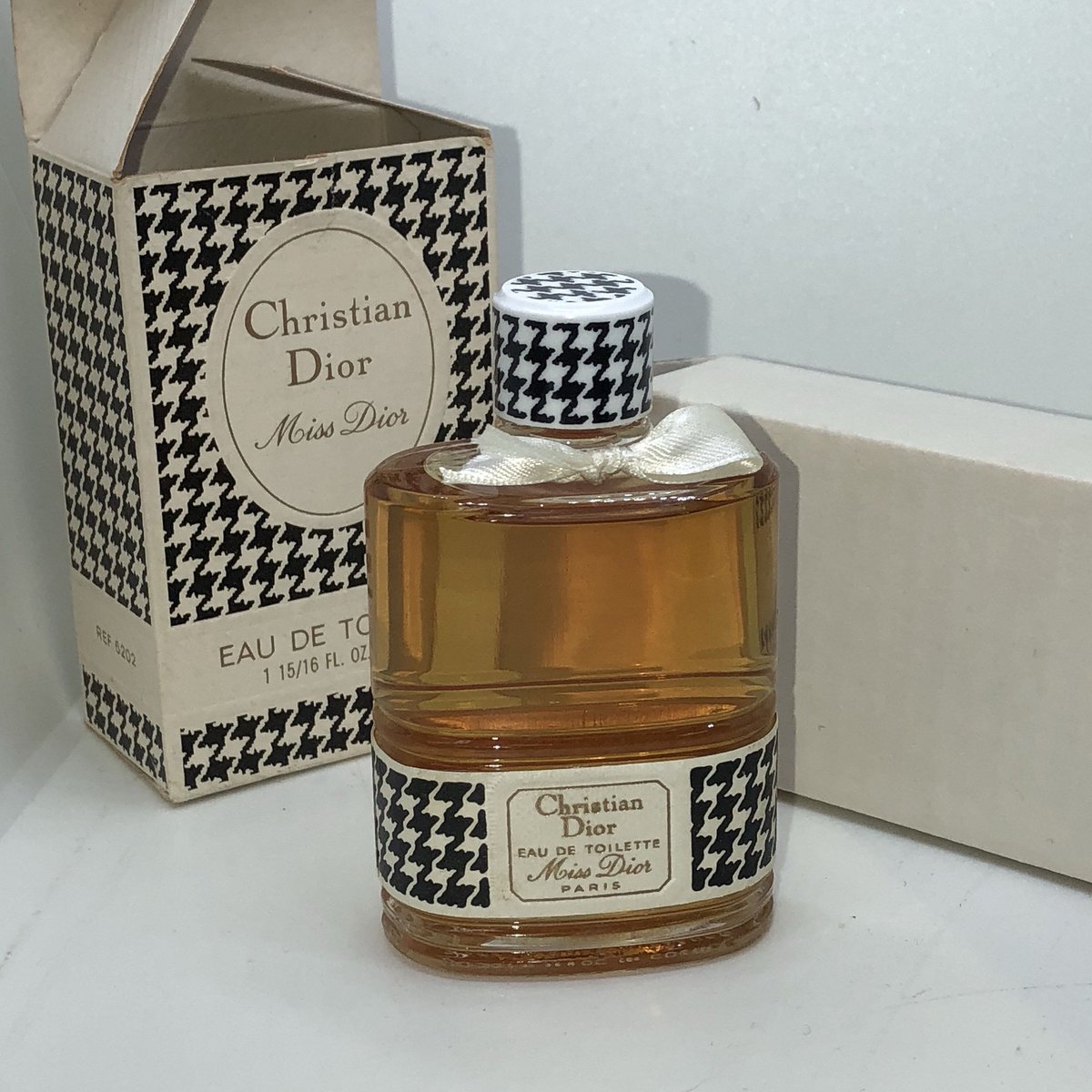 Guerlain Mitsouko Eau de Chypre Review – A Timeless Chypre Masterpiece - Product Image