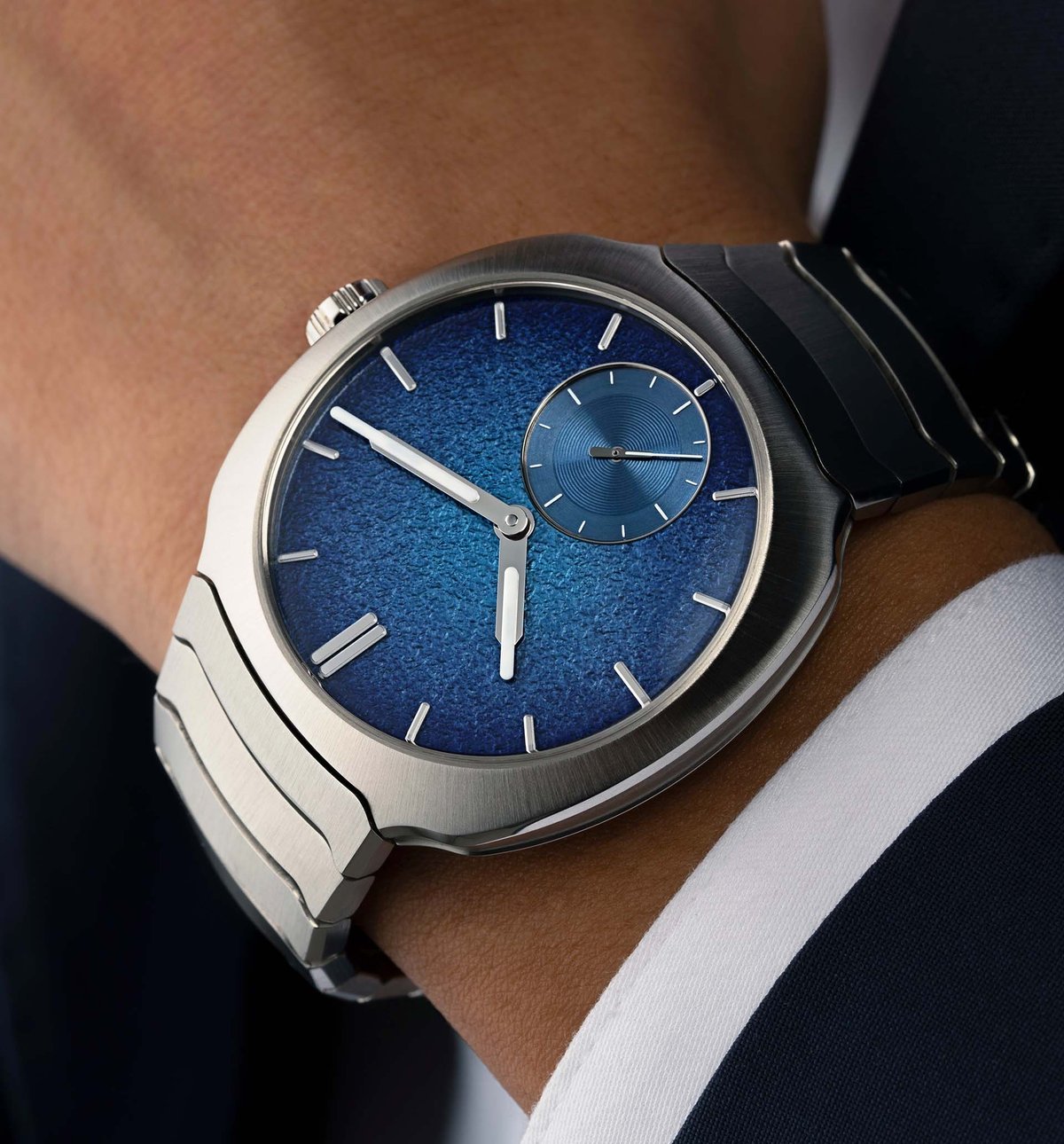 H. Moser & Cie Streamliner Small Seconds Review: Daily Elegance - Product Image