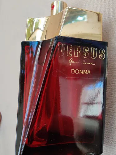 Versace Versus Donna: A Bold Olfactory Statement for the Modern Man - Product Image